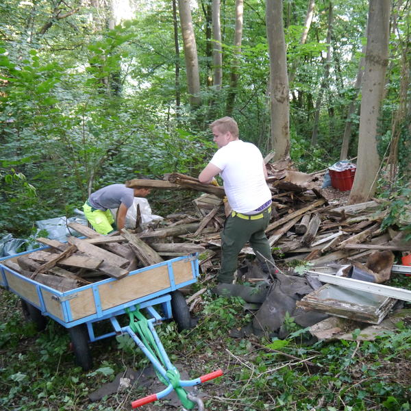 Unrat wird zum Abtransport verladen