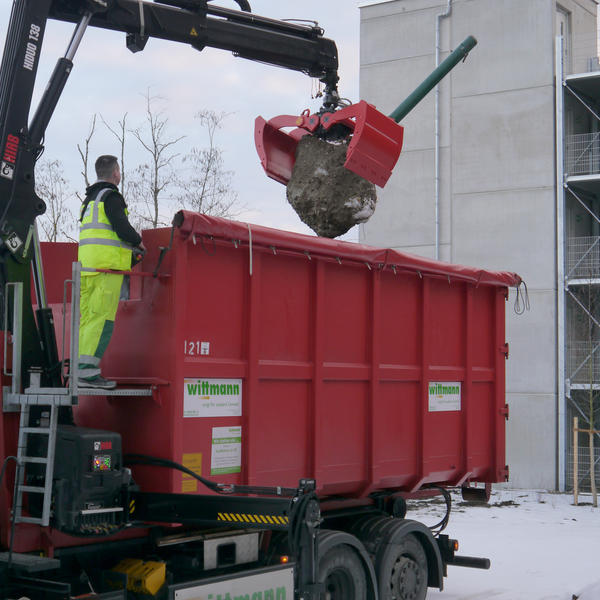 Aufnehmen und Beladung des Fahrzeugs per Greifarm