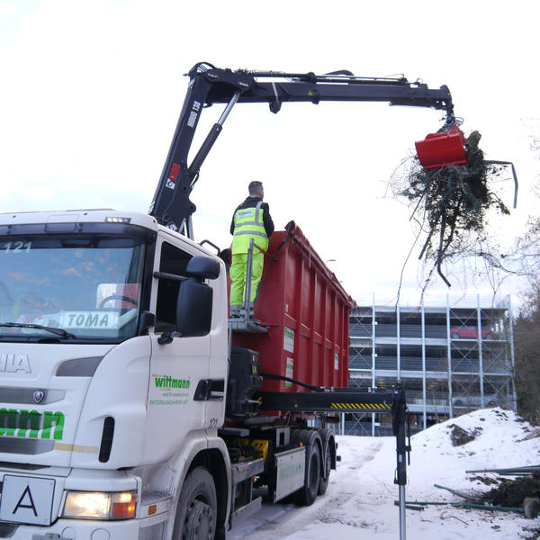 Aufnehmen von Unrat per Greifarm